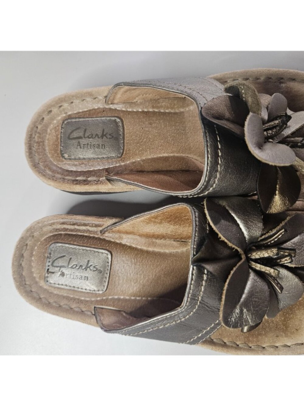 Clark’s Women’s Size 7.5 M Artisan Metallic Bronze Flower #31603 Thong Sandals - Picture 8 of 9
